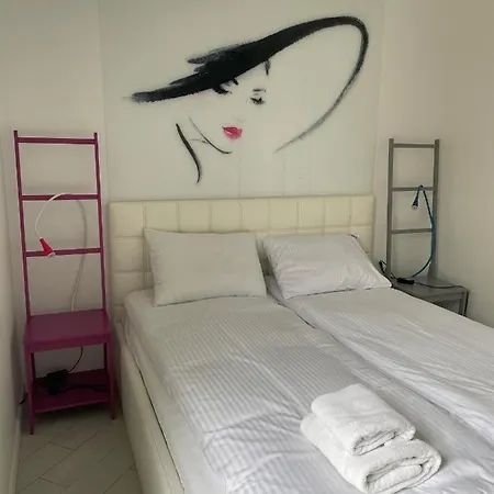 Lady - Victoria By Oneapartments *