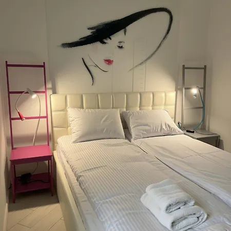 Lady - Victoria By Oneapartments Apartment