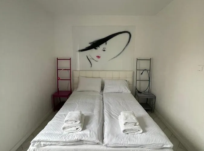 Lady - Victoria By Oneapartments